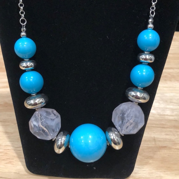Jewelry - Short neckless blue clear frosted needs